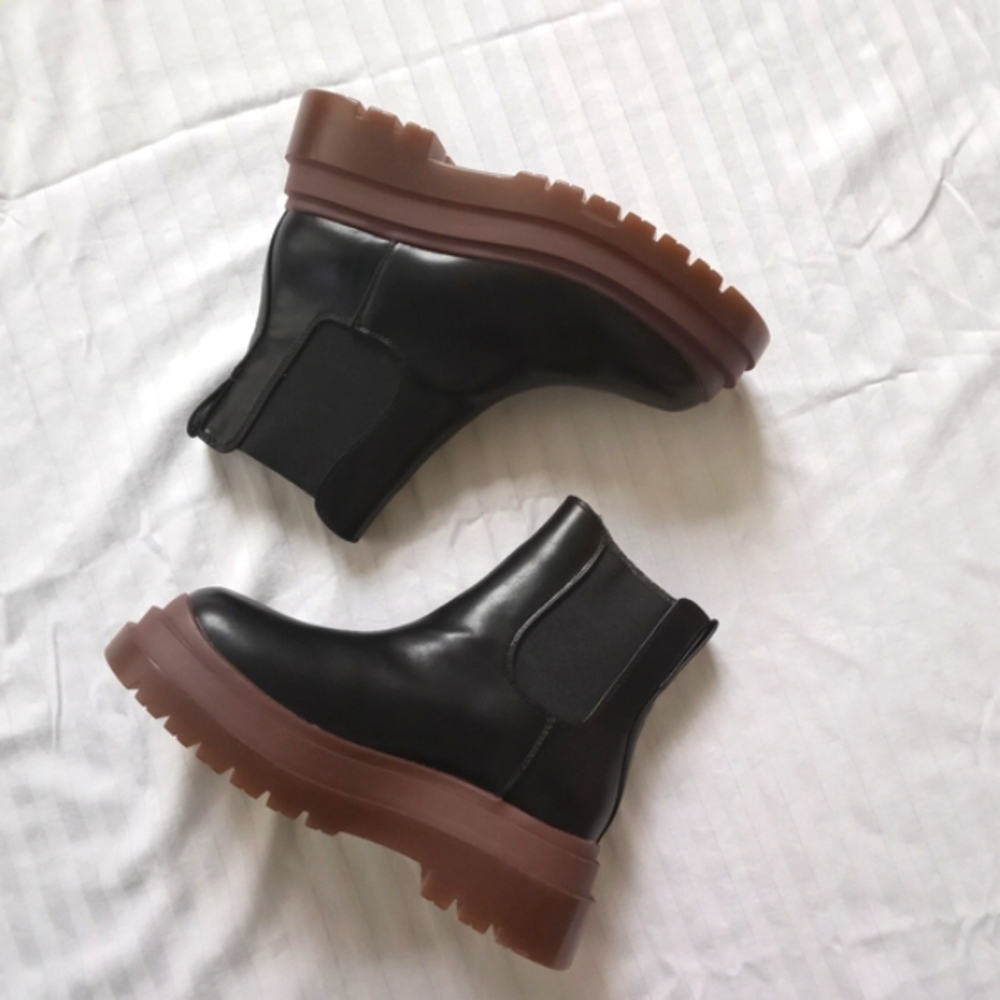 NIB UO Betty Treaded Chelsea Platform Boots - black/brown 8